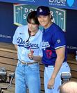 　レッズ戦前の練習後、ＢＴＳのＶさん（左）と写真に納まるドジャース・大谷＝ロサンゼルス（共同）