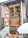 雨の中、蔵から姿を見せた祭り屋台＝１４日午前８時３７分、岐阜県高山市上三之町、恵比須台