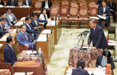 　衆院予算委の集中審議で、立憲民主党の野田代表（左手前）の質問に答弁する石破首相＝４日午前