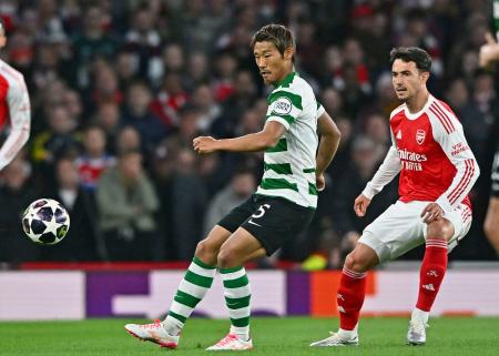 　アーセナル戦でプレーするスポルティングの守田（左）＝ロンドン（共同）