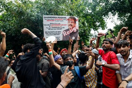 　インドのプラダン教育相の辞任を受けて喜ぶ「ゴキブリ人民党（ＣＪＰ）」の支持者＝２５日、ニューデリー（ロイター＝共同）