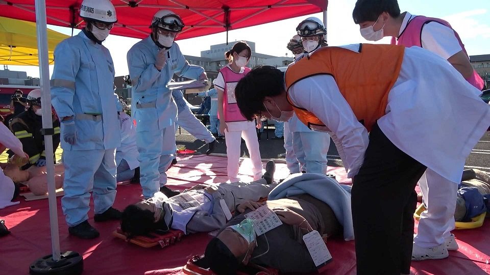 多くのけが人が出た事故を想定し、消防隊員と医師らが初動対応を確認した合同訓練＝各務原市蘇原東島町、東海中央病院