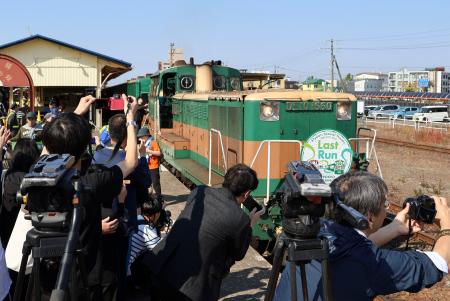 　釧路駅で出発を待つ、ＪＲ北海道の観光列車「くしろ湿原ノロッコ号」＝１０日午前
