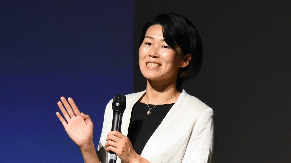 講演する金藤理絵さん＝岐阜県庁