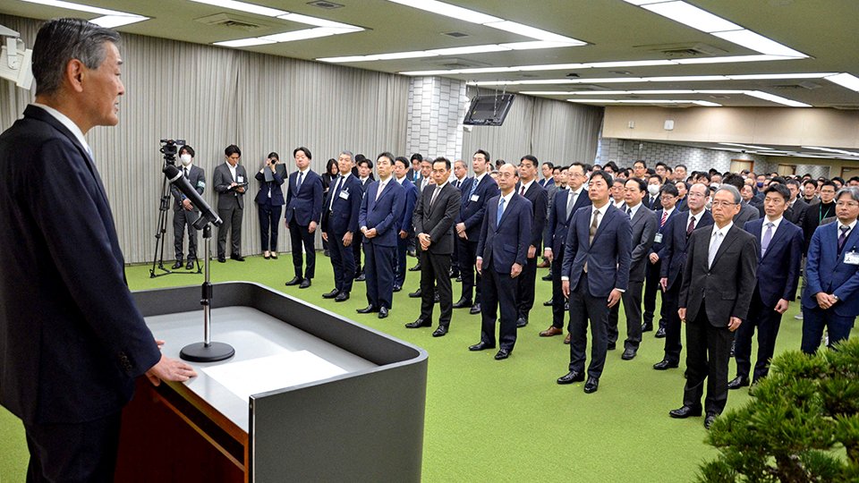 新年互礼会で林敬治頭取の訓示を聞く大垣共立銀行グループ役職員＝大垣市郭町、同行本店