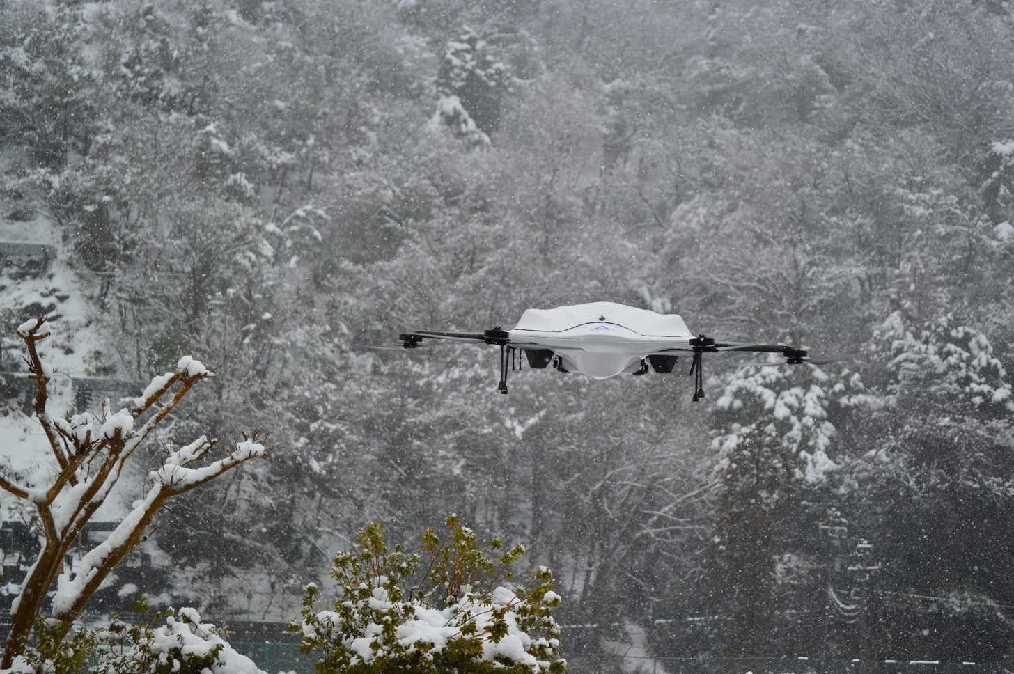雪の中、配送拠点から飛び立つドローン＝福井県敦賀市疋田