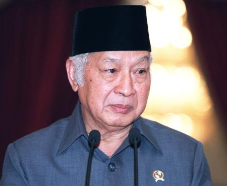　辞任の演説をするインドネシアのスハルト大統領（当時）＝１９９８年５月、ジャカルタ（ゲッティ＝共同）