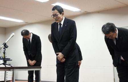 　国交省関東運輸局で船舶の使用停止命令書の交付を受け、謝罪する東海汽船の山崎潤一社長（中央）＝２日午後、横浜市