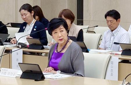 　女性活躍を推進するための条例制定に向けた有識者検討会の最終会合で発言する小池百合子都知事（中央）＝２７日午後、東京都庁