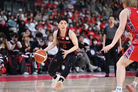 　トヨタ自動車―デンソー　ボールをキープするトヨタ自動車・安間＝京王アリーナＴＯＫＹＯ（Ｗリーグ提供）