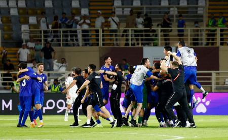 　アラブ首長国連邦（ＵＡＥ）との試合でワールドカップ本大会への初出場を決めて喜ぶウズベキスタンの選手たち＝５日、アブダビ（ロイター＝共同）