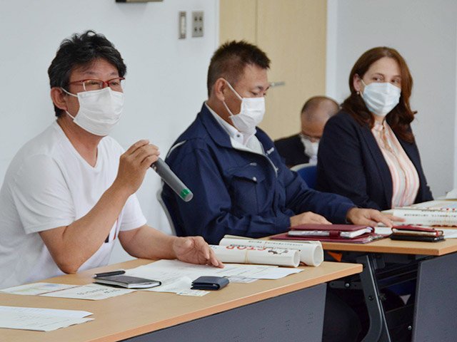 在住外国人の感染対策について現状を報告する人材派遣会社の代表者ら＝美濃加茂市太田町、市生涯学習センター