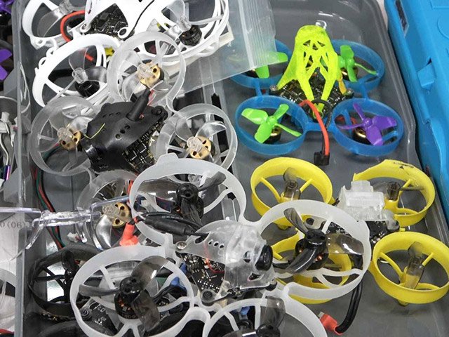 マイクロドローンレースで使用される小型の機体＝同