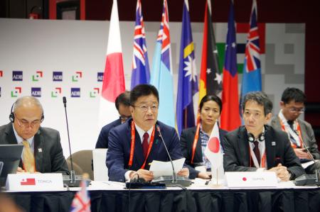 　日本と太平洋島しょ国による財務相会合に出席した加藤財務相（中央）＝５日、イタリア・ミラノ（共同）