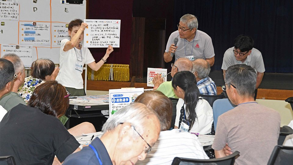 御嵩町の将来の公共交通について、提案を発表する参加者＝可児郡御嵩町中、中公民館
