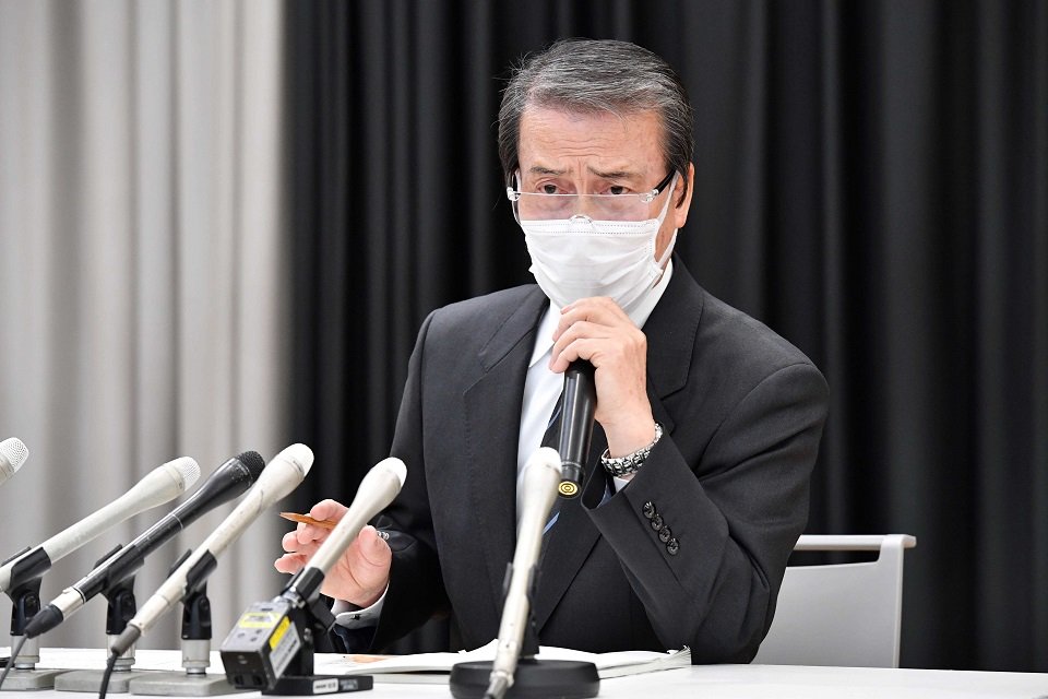 第三者調査委員会がセクハラ行為を認定したことを受け、辞意を表明する小島英雄岐南町長＝２８日午後１時４３分、羽島郡岐南町八剣、町中央公民館講堂