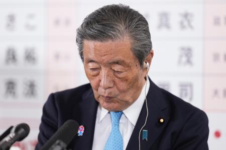 　メディアのインタビューで厳しい表情を見せる自民党の森山幹事長＝２０日午後８時３４分、東京・永田町の党本部