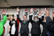 無投票で再選を果たし、万歳三唱する早野博文さん（中央）＝１８日午後６時、不破郡垂井町東神田、選挙事務所