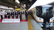 汽笛を鳴らして名古屋駅を出発するＨＣ８５系（特急「ひだ」１号）＝午前７時４３分、名古屋市中村区、ＪＲ名古屋駅