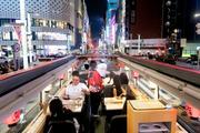 　東京・銀座を走る「すしバス」＝６日
