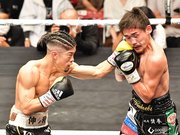 ５回、相手に左ストレートを打ち込む田中恒成（左）＝後楽園ホール