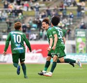 ＦＣ岐阜×松本＝前半４７分、同点ゴールを決めて喜ぶＦＣ岐阜のＦＷ菊池（左から２人目）＝長良川競技場
