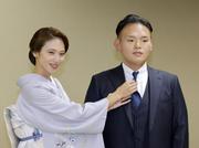 　昨年１０月、引退相撲の断髪式を終えて妻の有希奈さん（左）からネクタイを直してもらう元大関貴景勝の湊川親方＝両国国技館