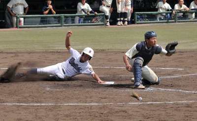 岐阜第一×市岐阜商＝４回表岐阜第一１死満塁、灰谷の右犠飛で生還する三走後藤＝大垣北公園