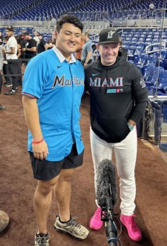 　試合前練習を見学し、マーリンズのマッカラー監督（右）と撮影に応じる佐々木麟太郎＝２４日、マイアミ（共同）