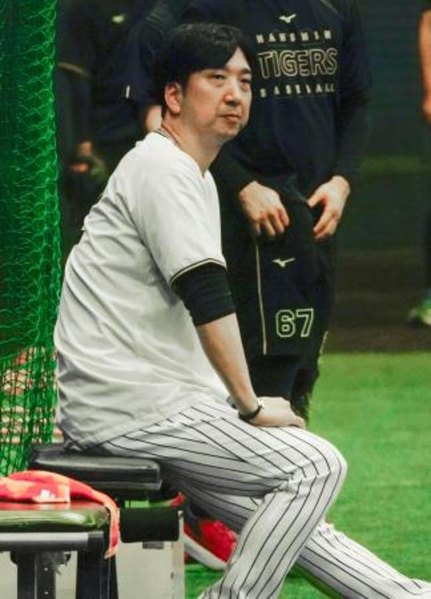 　室内練習場で全体練習を見守る阪神・藤川監督＝甲子園