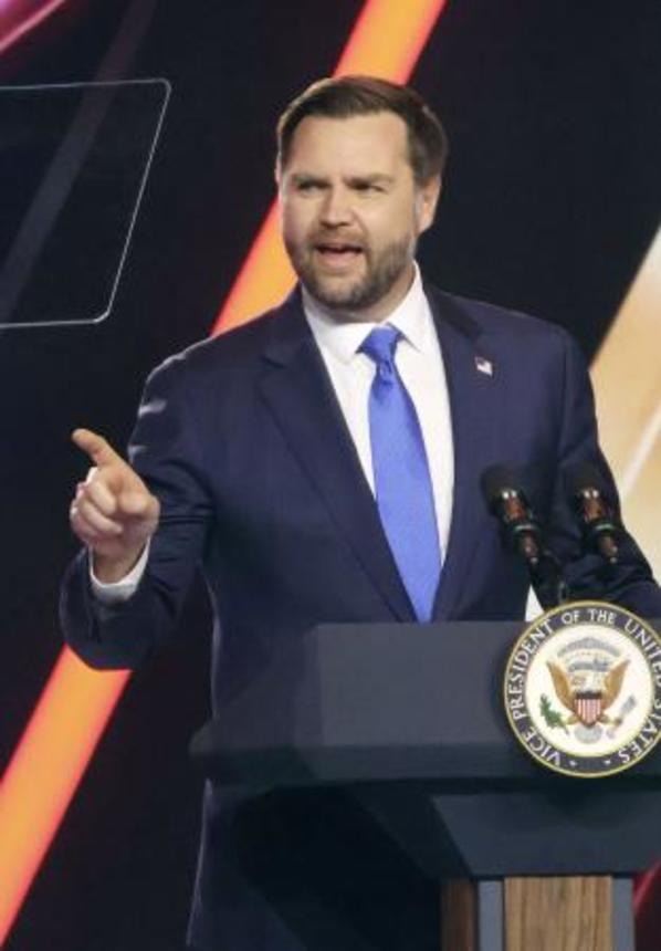 　２０２５年１２月、米アリゾナ州フェニックスで演説するバンス米副大統領（共同）