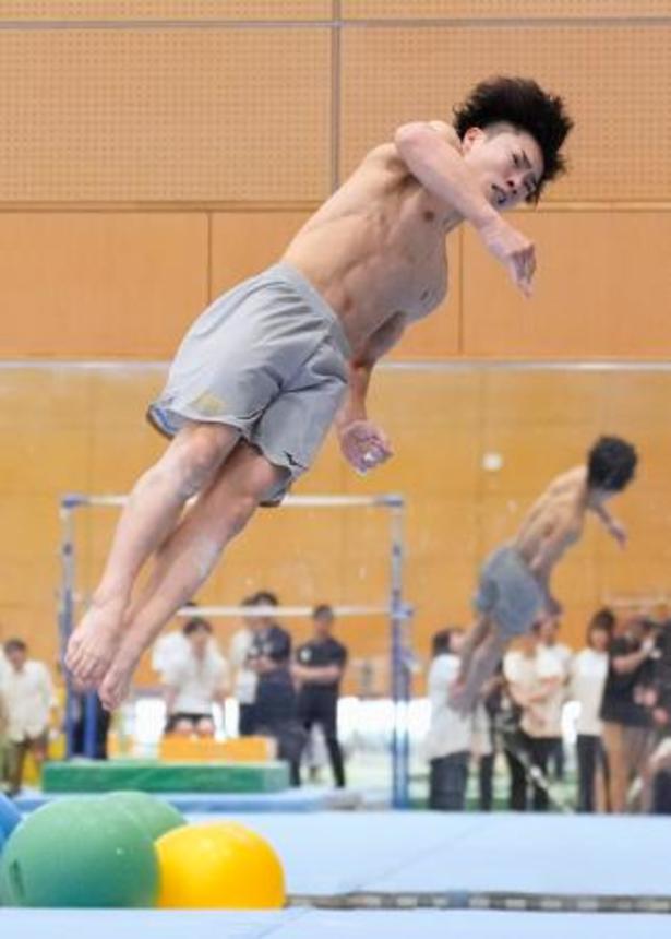 　強化合宿で練習する岡慎之助＝味の素ナショナルトレーニングセンター