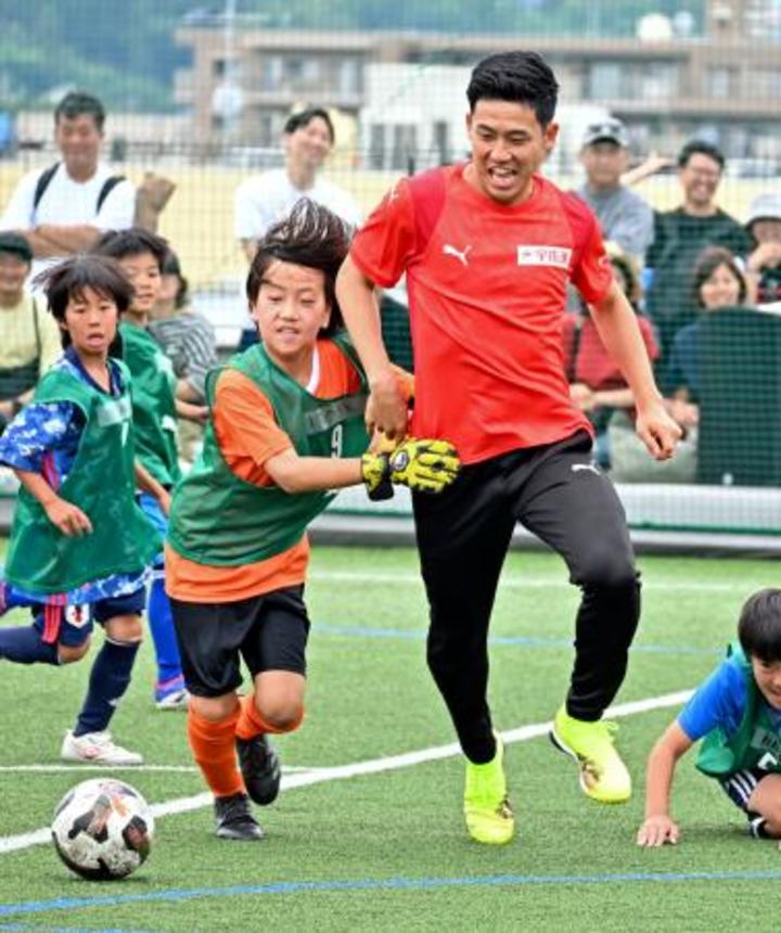 　小学生とプレーするサッカー日本代表の遠藤航主将＝横浜市