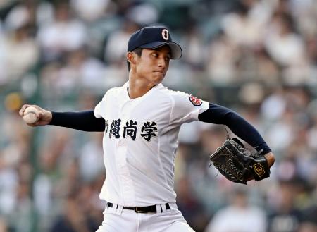 　東洋大姫路戦で６回１失点と好投した沖縄尚学・新垣有＝甲子園