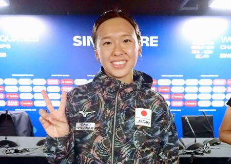 　記者会見後、ポーズを取る梶本一花＝シンガポール（共同）
