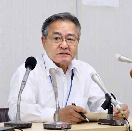 　記者会見で第３陣避難の実施について説明する鹿児島県十島村の久保源一郎村長＝８日午前、鹿児島市