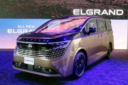 　日産自動車が１６年ぶりに全面改良した大型ミニバン「エルグランド」＝１６日午前、横浜市