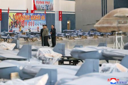　軍需工場を訪れ、生産状況を視察する北朝鮮の金正恩朝鮮労働党総書記（奥中央）（朝鮮中央通信＝共同）