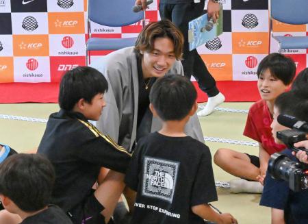 　京都市の清水寺で開かれたトークイベントで、子どもたちと交流するサッカー日本代表の板倉滉＝１４日