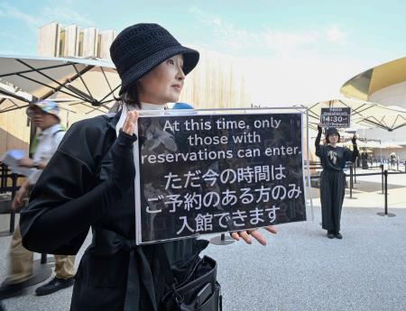　入館のためには事前予約が必要になることを伝える日本館のスタッフ＝２日午後、大阪市此花区の夢洲