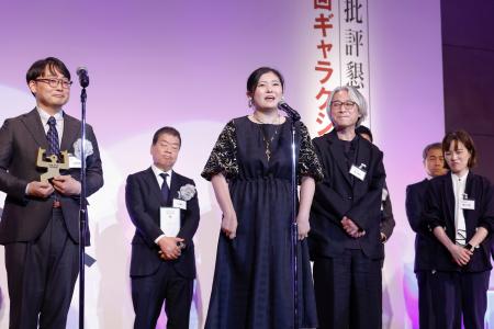　第６２回ギャラクシー賞のテレビ部門の大賞に選ばれ、贈賞式であいさつする「虎に翼」の脚本家の吉田恵里香さん（中央）ら＝２日午後、東京都内