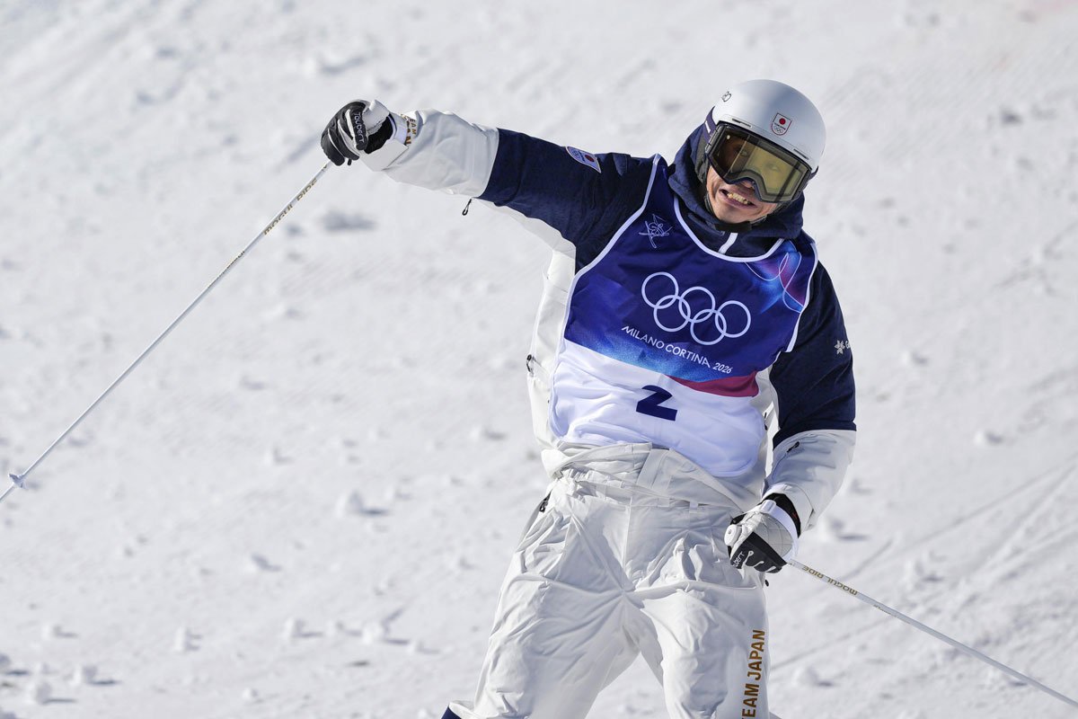 男子デュアルモーグル準決勝でゴールし、ガッツポーズする堀島行真＝リビーニョ（共同）