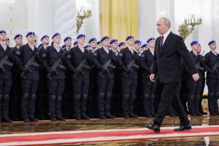 　２３日、モスクワのクレムリンで勲章授与式典に参加したロシアのプーチン大統領（手前右）（大統領府提供・タス＝共同）