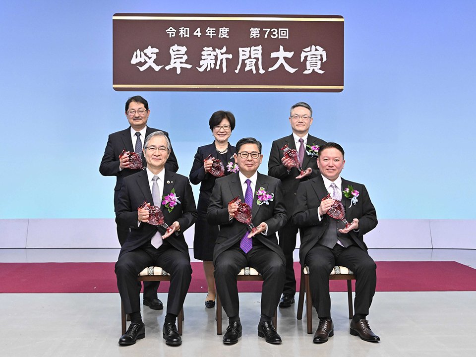 トロフィーを手にする第７３回岐阜新聞大賞の受賞者の皆さん＝１１日午前１１時３０分、岐阜市橋本町、岐阜放送テレビスタジオ