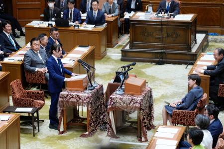 　党首討論で高市首相（手前右）に質問するチームみらいの安野党首＝２０日午後、国会