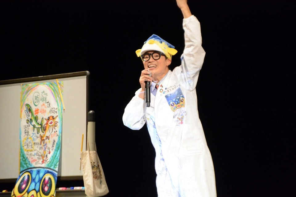 子どもたちに笑顔で語りかけるさかなクン＝岐阜市内