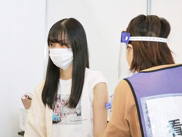 大規模接種会場でワクチン接種を受ける高校３年生＝２日午前１０時、岐阜市六条南、岐阜産業会館