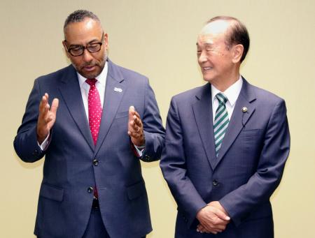 　青森県三沢市の小檜山吉紀市長（右）を表敬訪問し、言葉を交わす米国のアーロン・スナイプ臨時代理大使＝１９日午後、三沢市役所