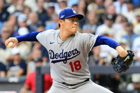 　リーグ優勝決定シリーズ、ブルワーズとの第２戦に先発したドジャースの山本由伸＝１２日、ミルウォーキー（ロイター＝共同）
