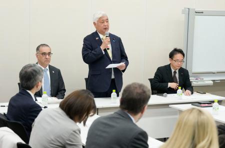 　日本イスラエル友好議員連盟の総会であいさつする中谷会長（中央）。左はイスラエルのコーヘン駐日大使＝１日午後、国会